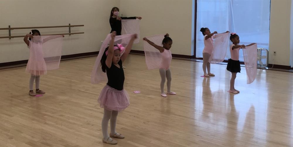 Clase de baile grupal de ballet infantil en Houston y Sugar Land