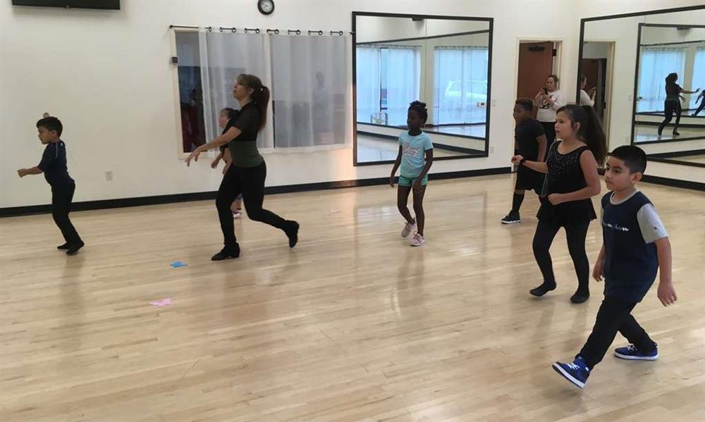 Clase de baile deportivo para niños de 5 a 7 años antes de DanceSport en Houston en DanceSport Club