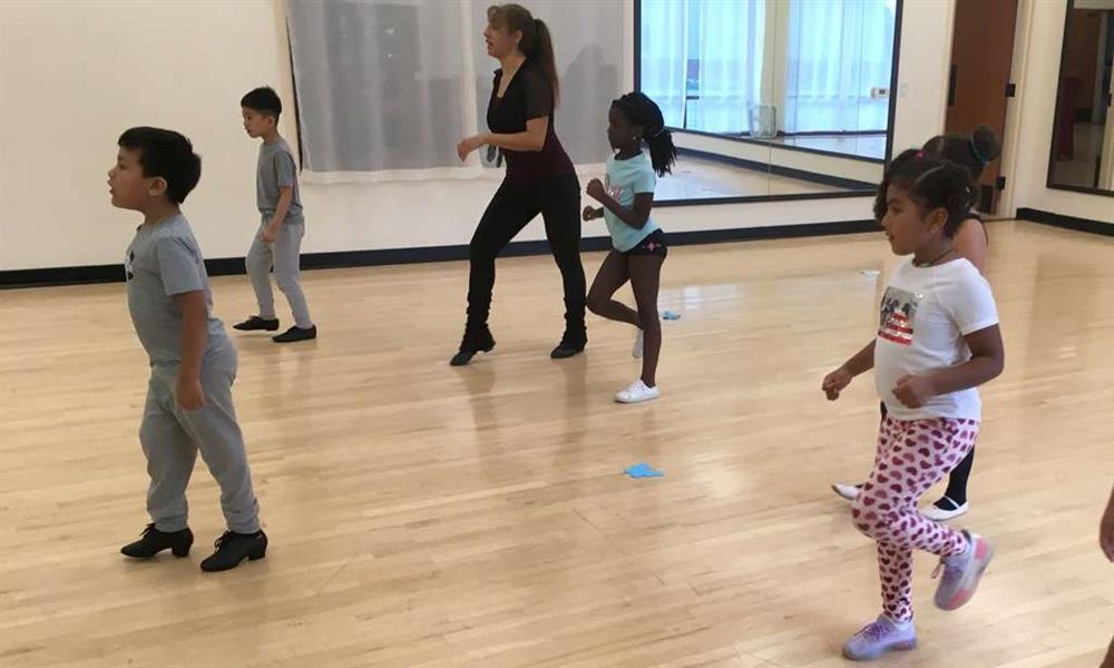 Clase de baile deportivo para niños de 5 a 7 años antes de DanceSport en Houston en DanceSport Club