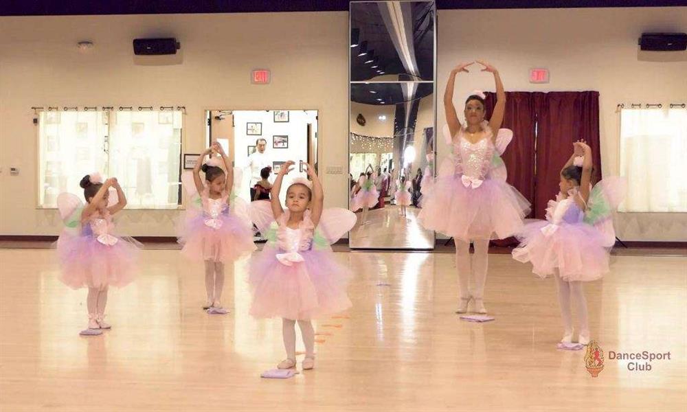 Niñas de la clase de baile de ballet 3-5 años actuación en Houston en DanceSport Club