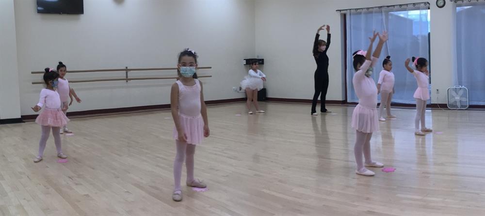 Las inscripciones están abiertas para nuestra clase de ballet para principiantes los sábados para niñas de 5 a 8 años.