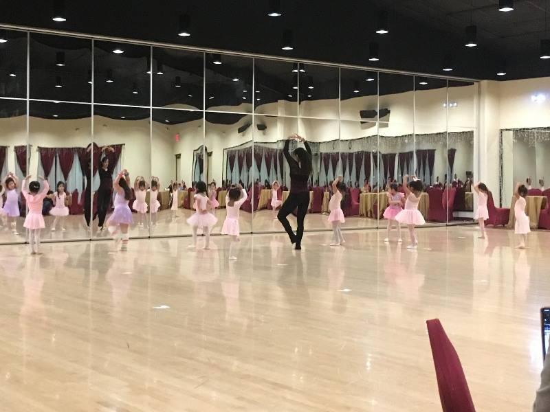 Monday 6pm ballet dance class for girls 3-5 years old in Houston at DanceSport Club