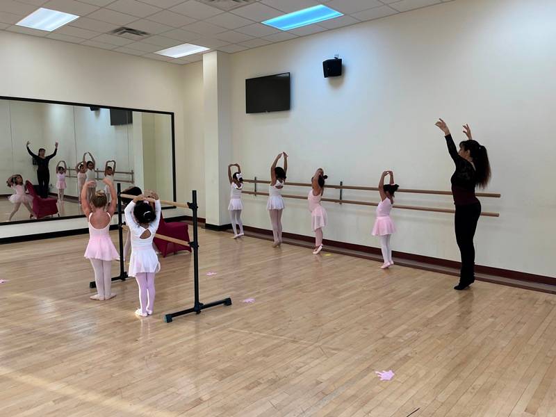Monday 6pm ballet dance class for girls 5-7 years old in Houston at DanceSport Club