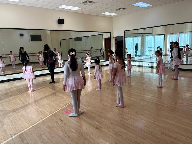 Monday 7pm ballet dance class for girls 7-9 years old in Houston at DanceSport Club